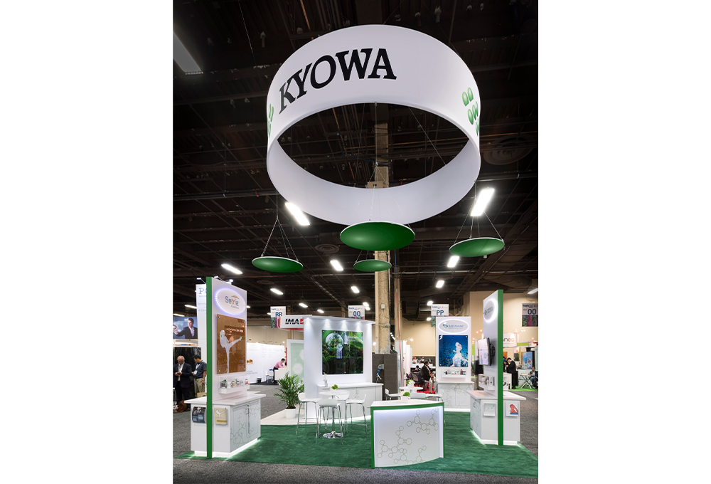 Island reconfigurable trade show exhibit with integrated light fixtures